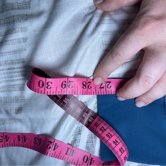 *Sold* Lululemon women’s desert Teal Align jogger leggings 28” in size 4 active - Picture 11 of 12